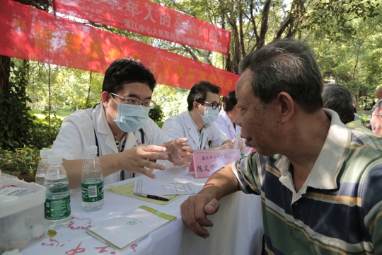 神经内科陈文荣主任医师为群众诊病（翁冬宁摄）