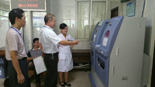 专家在了解我院自助挂号、缴费、打印检查单等便民举措。（陈琪伟  摄）