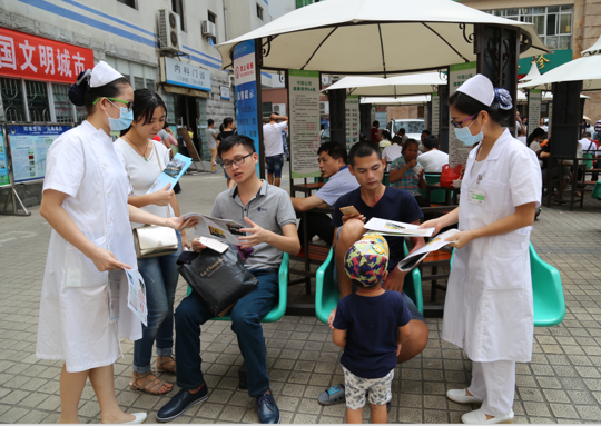 医务人员向广场内的患者和家属发放相关宣传资料（翁冬宁摄）