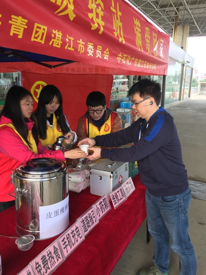 情暖驿站免费赠送食品给过往旅客（刘健航摄）